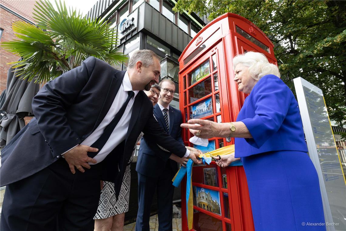 Eine von der Partnerstadt Chelmsford geschenkte Telefonzelle wird als öffentlich...