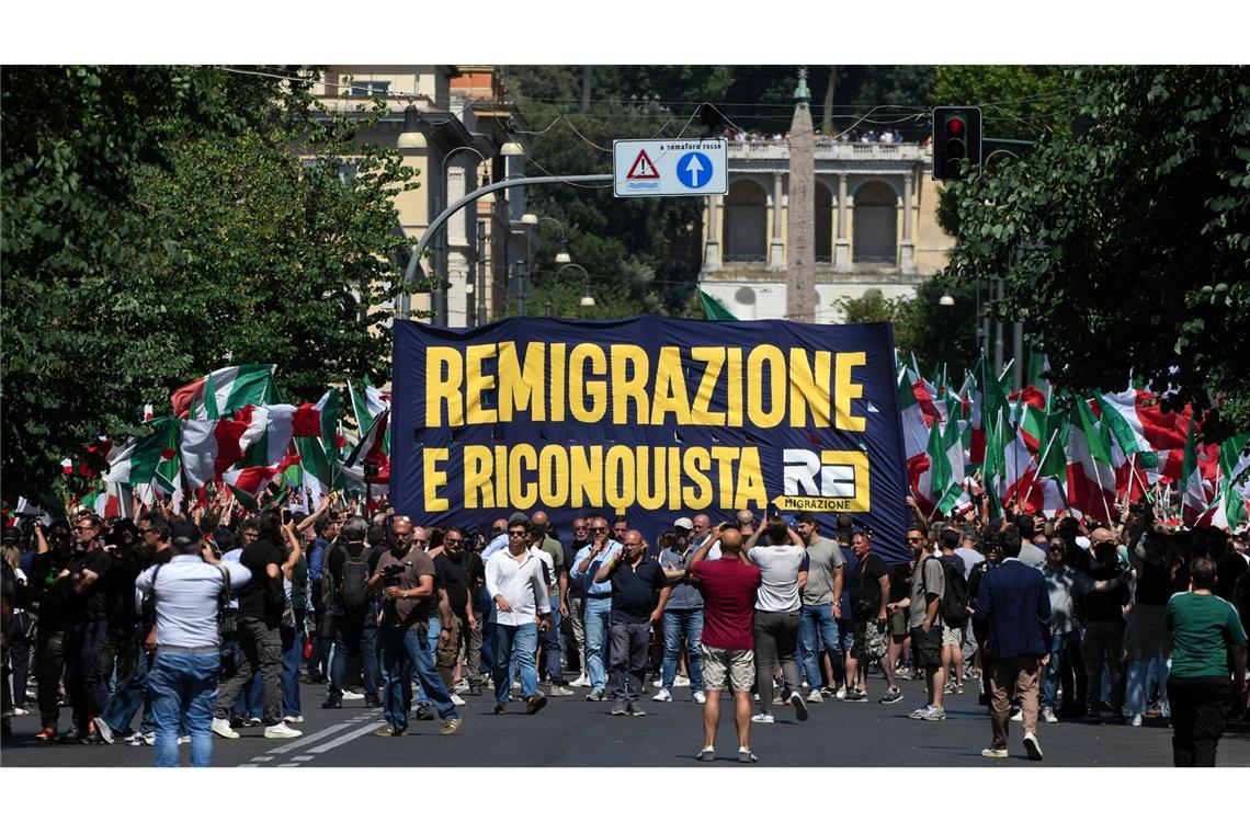 Eine von rechtsextremen Gruppen organisierte Demonstration findet in Rom statt.
