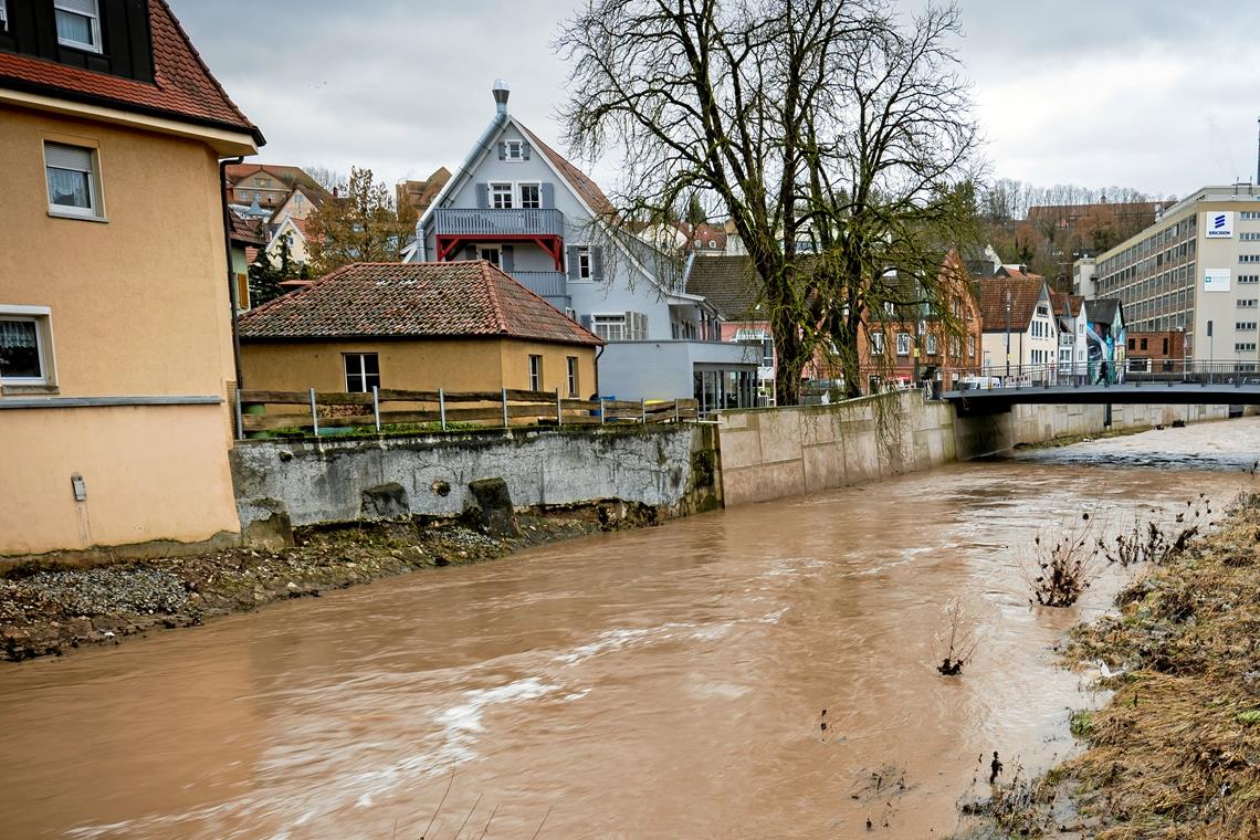 Stadt investiert 24 Millionen in Hochwasser-Vorsorge Eine von zwei Problemzonen in der Innenstadt, bei denen der Hochwasserschutz derzeit noch am Widerstand der Eigentümer scheitert: DerBereich des Gebäudes Schillerstraße 44. Die Hauswand soll stabilisiert, die angrenzende Mauer zudem noch erhöht werden. Foto: A. Becher