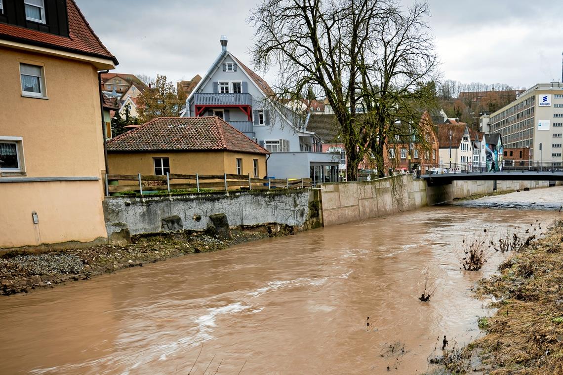 Eine von zwei Problemzonen in der Innenstadt, bei denen der Hochwasserschutz derzeit noch am Widerstand der Eigentümer scheitert: DerBereich des Gebäudes Schillerstraße 44. Die Hauswand soll stabilisiert, die angrenzende Mauer zudem noch erhöht werden. Foto: A. Becher