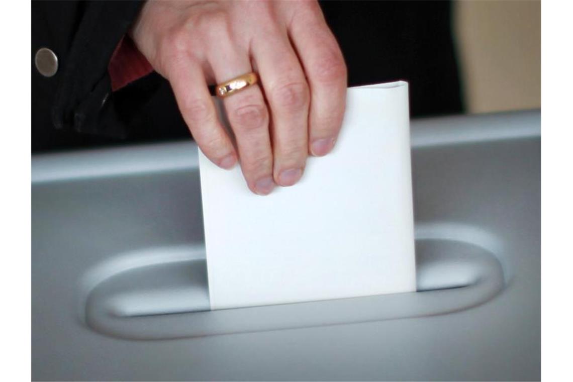 Ludwigsburg wählt Oberbürgermeister: Amtsinhaber unter Druck Eine Wählerin bei einer Wahl. Foto: Fredrik von Erichsen/Archivbild
