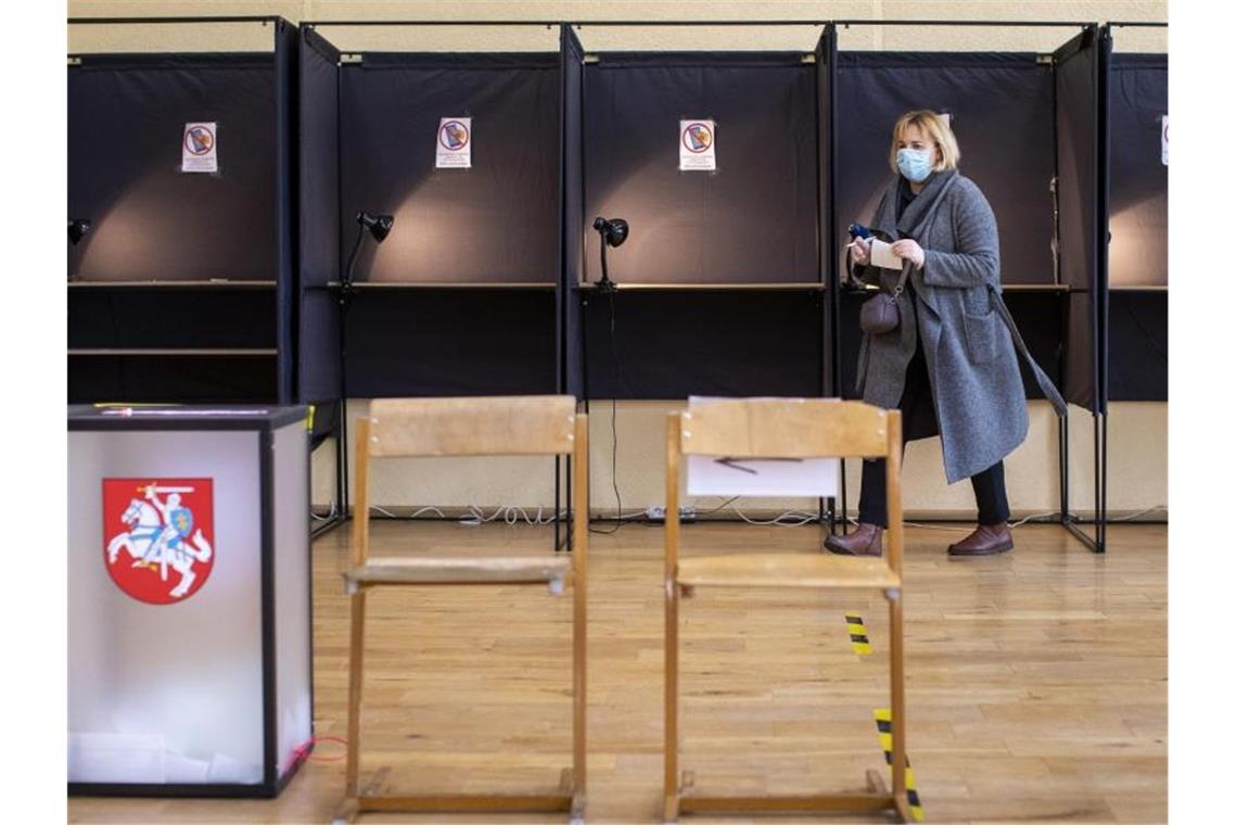 Wahlsieg für Konservative bei Parlamentswahl in Litauen Eine Wählerin gibt in einem Wahllokal in Vilnius ihre Stimme ab. Foto: Mindaugas Kulbis/AP/dpa