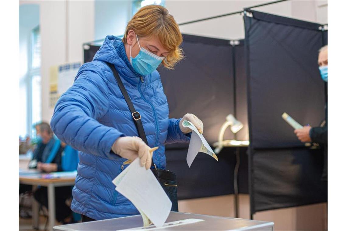 Eine Wählerin in einem Wahllokal in Vilnius. Litauen hat ein neues Parlament gewählt. Foto: Alfredas Pliadis/XinHua/dpa