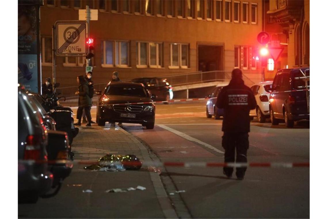 Streit mit Machete: Polizei sucht weiter nach Beteiligten Eine Wärmefolie liegt auf der Straße. Foto: Ralf Zwiebler/-/dpa