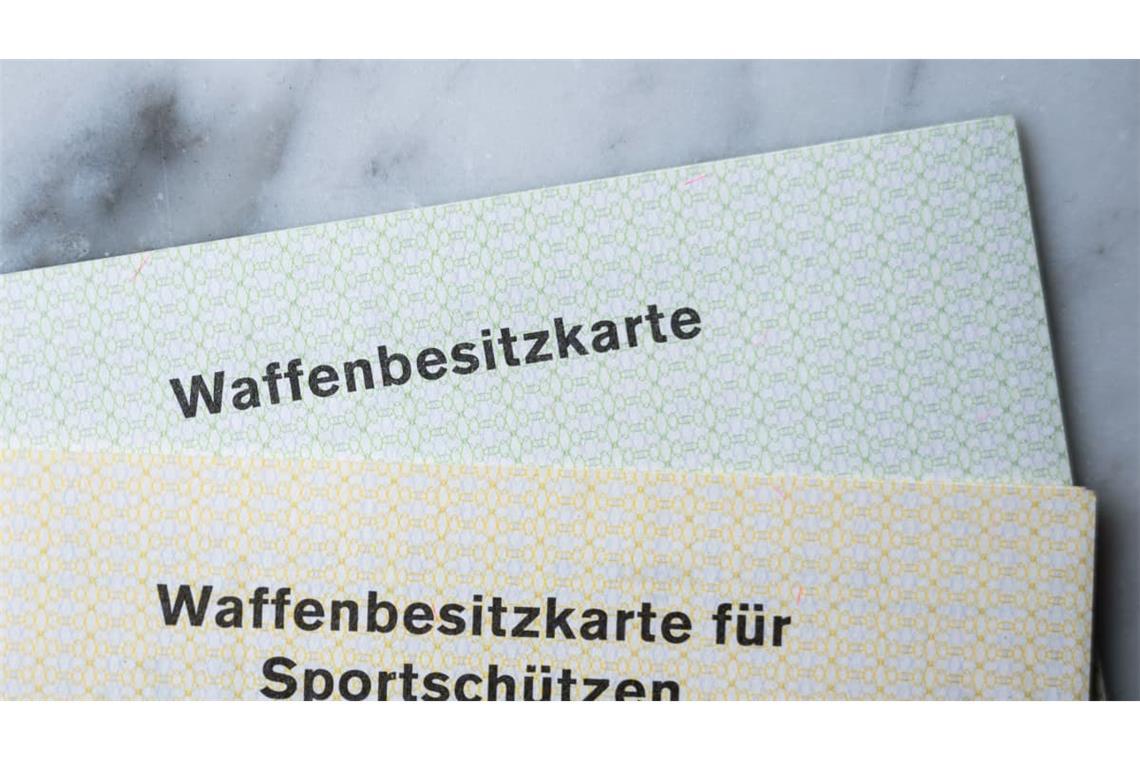 Eine Waffenbesitzkarte für halbautomatische Waffen (oben) und eine Waffenbesitzkarte für Sportschützen liegen auf einem Tisch. Beide Dokumente berechtigen in Deutschland zum legalen Besitz von Schusswaffen. (zu dpa: «Fall in Berngau: Was bei Waffenkontrollen geprüft wird»)