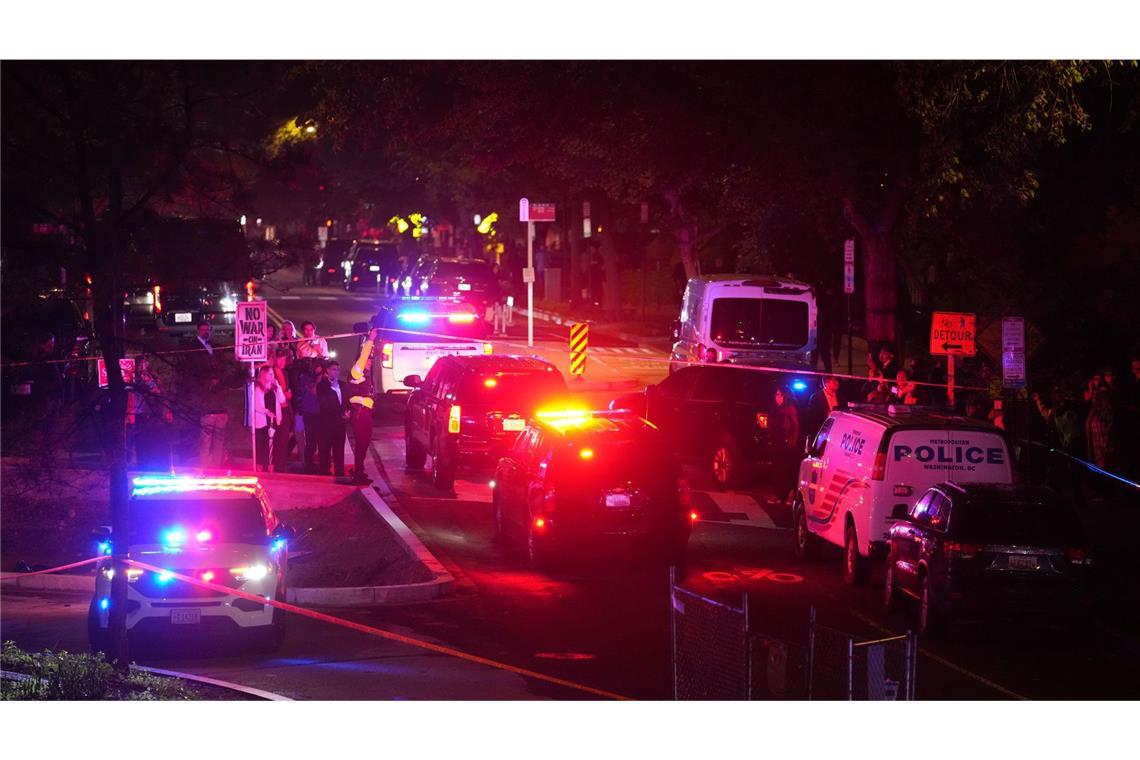 Eine Wagenkolonne verlässt das Washington Hilton nach einem Zwischenfall während des White House Correspondents Dinner.