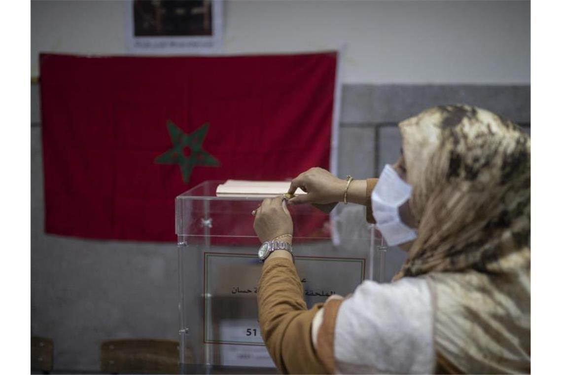 Krachende Niederlage für Islamisten in Marokko Eine Wahlhelferin wartet in einem Wahllokal auf die Ankunft von Wählern. Foto: Mosa'ab Elshamy/AP/dpa