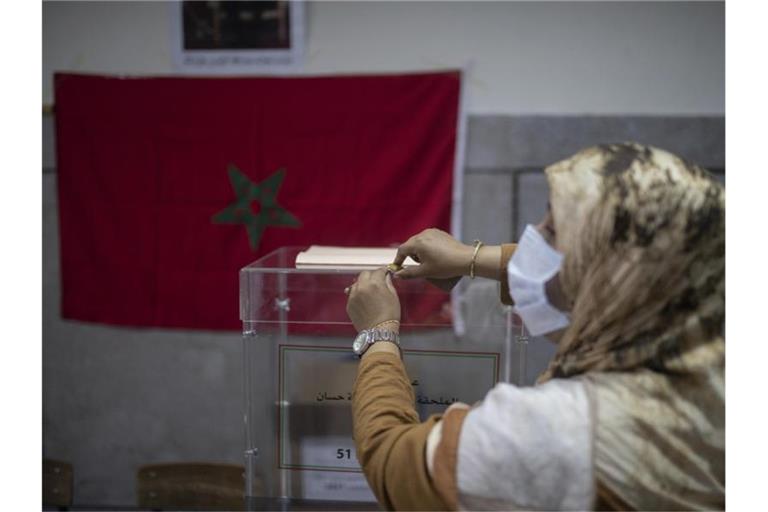 Eine Wahlhelferin wartet in einem Wahllokal auf die Ankunft von Wählern. Foto: Mosa'ab Elshamy/AP/dpa