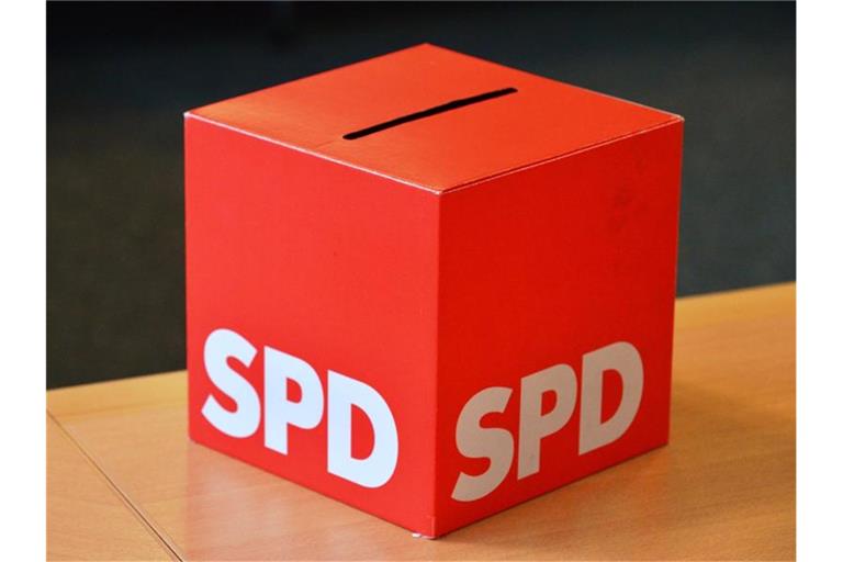 Eine Wahlurne mit der Aufschrift „SPD“. In Nordrhein-Westfalen und Baden-Württemberg zeigen aktuelle Umfragen deutliche Zuwächse für die Sozialdemokraten. Foto: Martin Schutt/dpa-Zentralbild/dpa