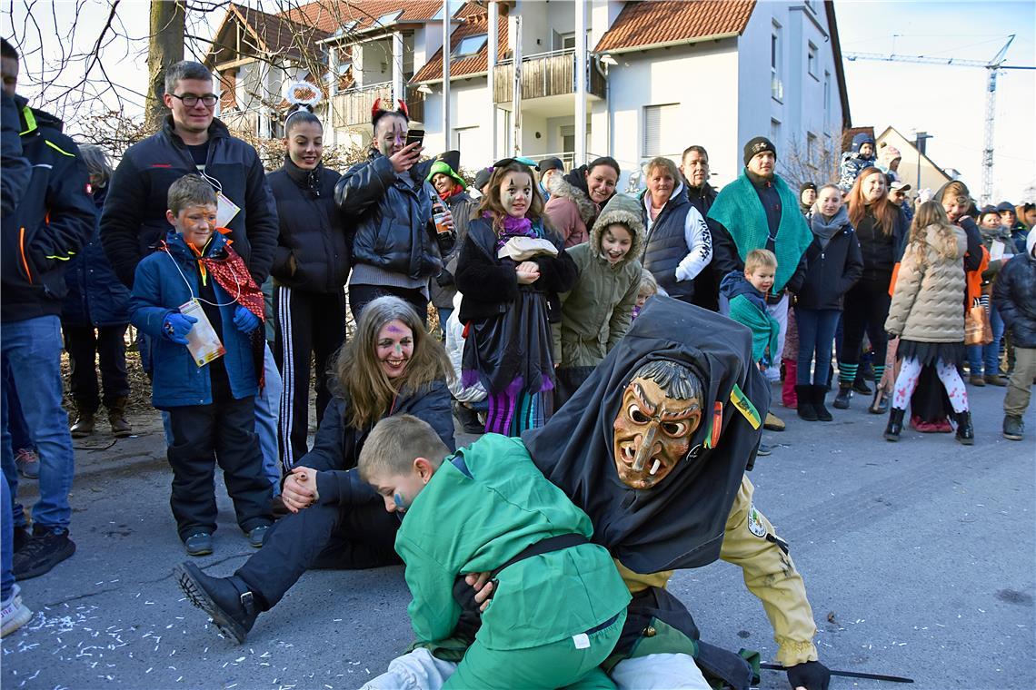 Eine Waldhornhexe schnappt sich einen Jungen. 66-Jahre Faschingsverein Burgstett...