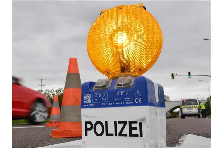 Eine Warnleuchte der Polizei. Foto: Hendrik Schmidt/zb/dpa/Archivbild