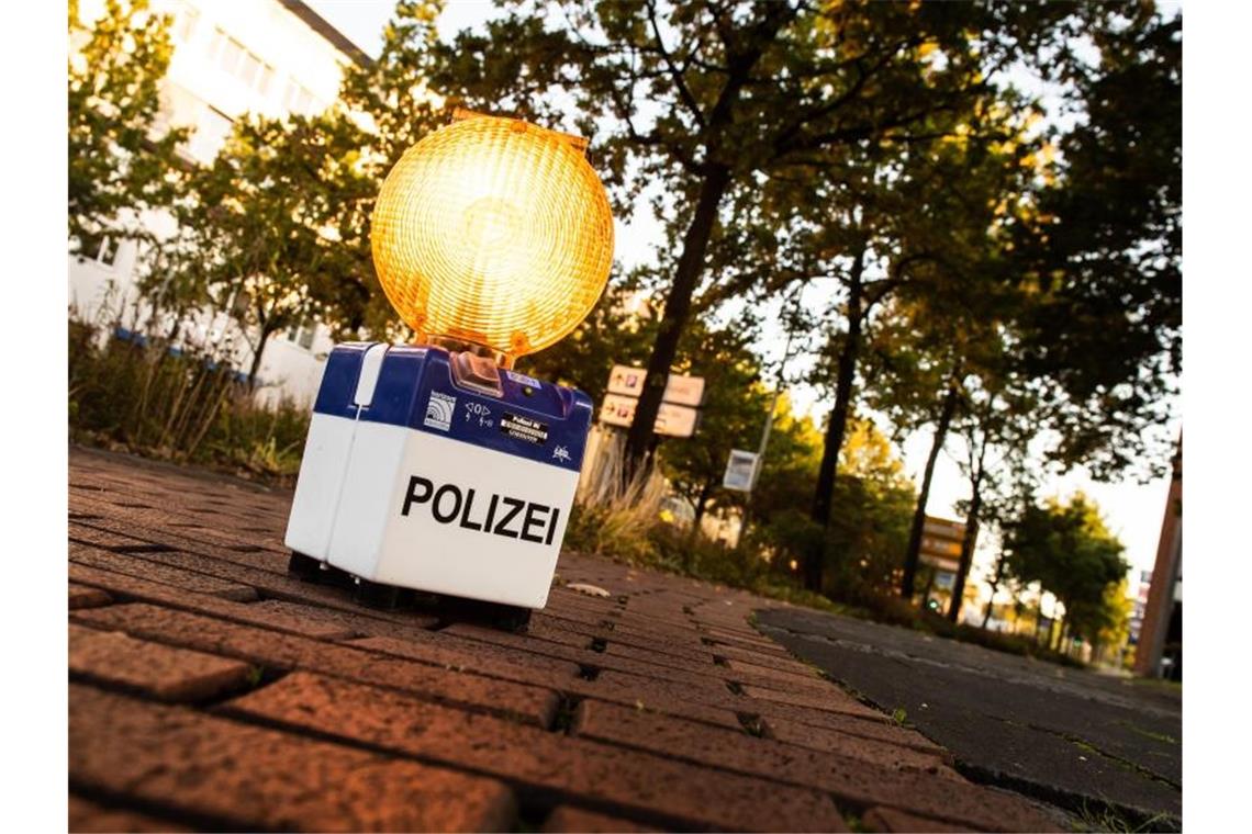 Eine Warnleuchte der Polizei steht am Straßenrand. Foto: Swen Pförtner/dpa/Symbolbild