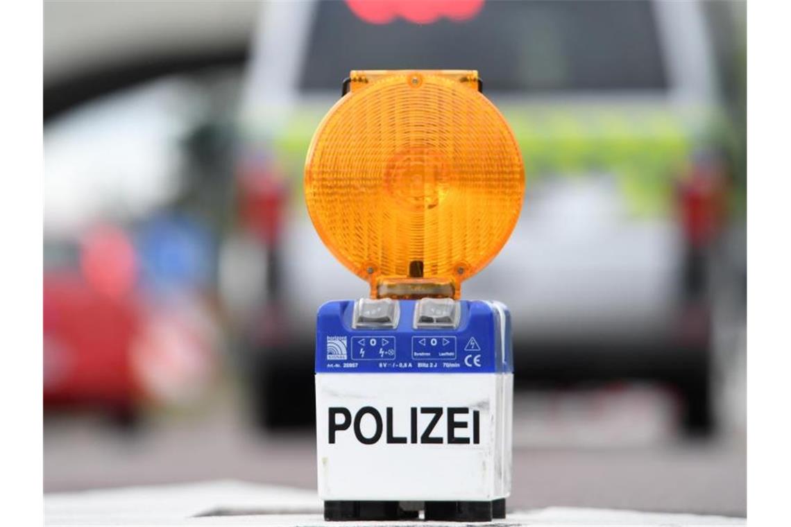 Eine Warnleuchte der Polizei steht an einer Fahrbahneinengung. Foto: Hendrik Schmidt/Archivbild