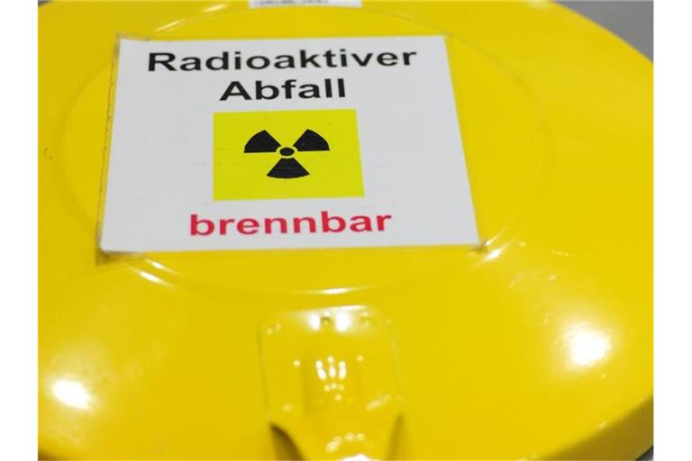 Eine Warntafel mit der Aufschrift "Radioaktiver Abfall brennbar". Foto: Marc Müller/picture alliance / dpa/Symbolbild