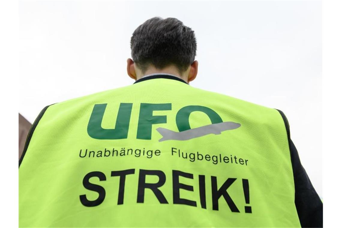 Eine Warnweste mit der Aufschrift „Streik“. Foto: Silas Stein/dpa
