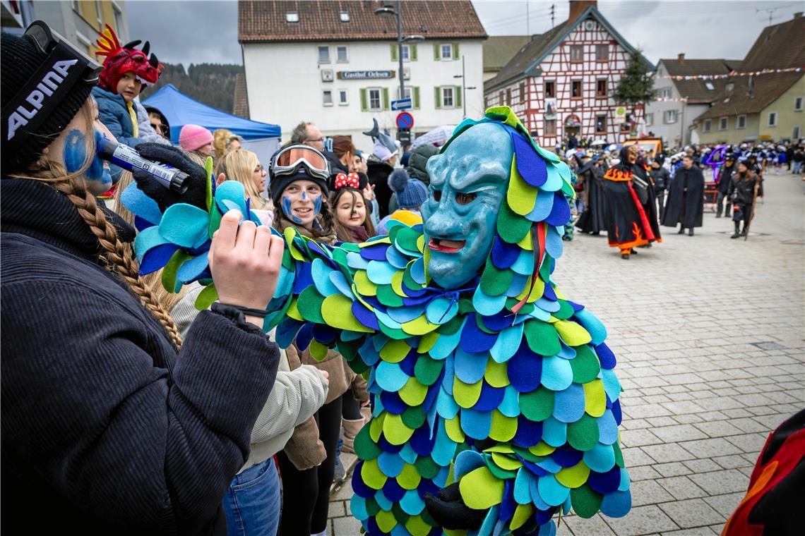 Eine Wasserfratze der Murreder Henderwäldler legt beim Publikum Hand an.
