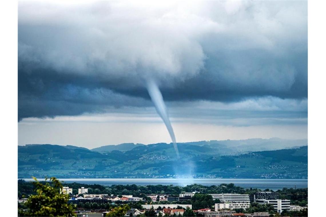 Wasserhosen am Bodensee: Tornados könnten stärker werden Eine Wasserhose fegt vor Friedrichshafen über den Bodensee. Foto: Dr. Christoph Sommergruber/dpa/Archivbild