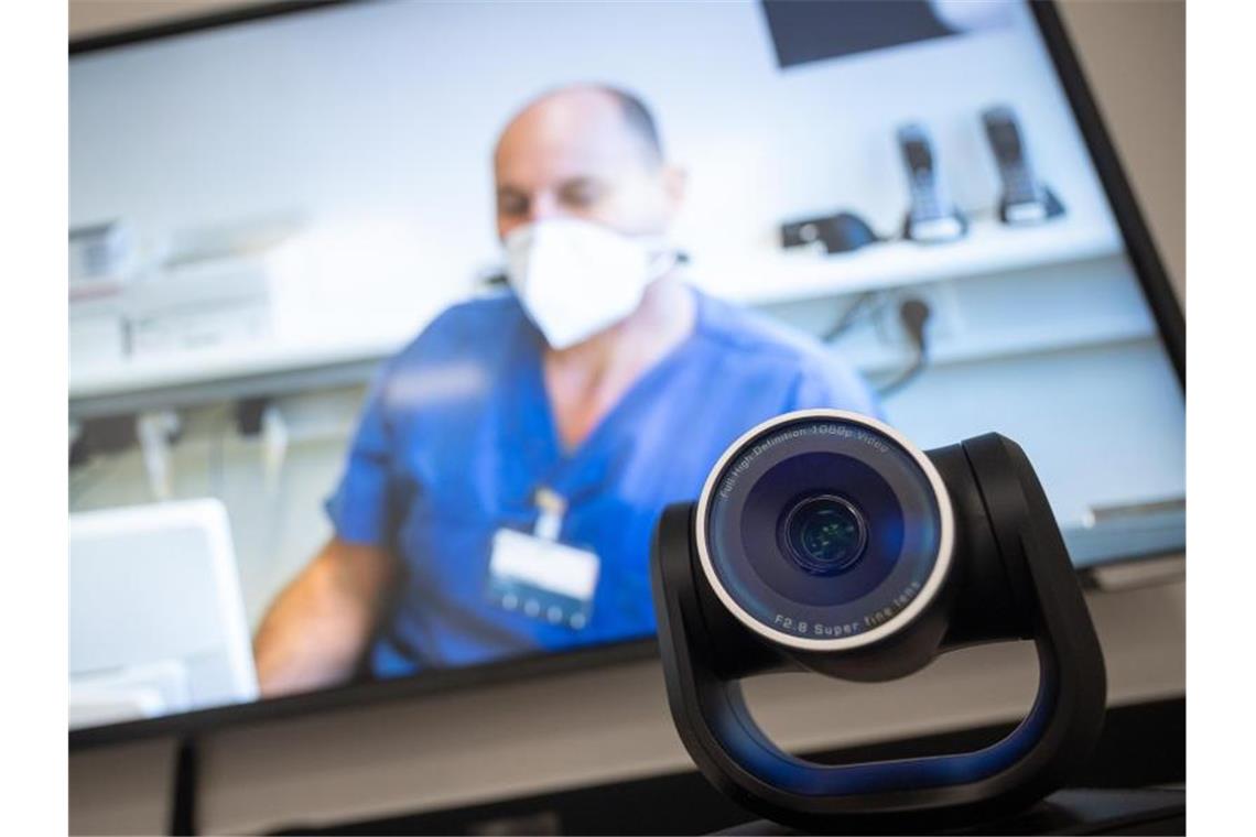 Telemedizin lässt Ärzte ruhiger schlafen Eine Webcam steht vor einem Bildschirm im RKH Ludwigsburg. Foto: Sebastian Gollnow/dpa