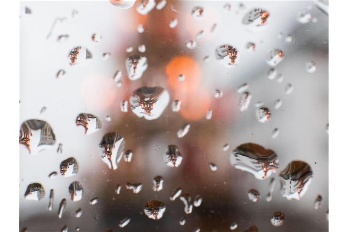 Weiße Weihnachten in Deutschland nur in den Alpen Eine Weihnachtspyramide spiegelt sich in Regentropfen auf einer Glasscheibe. Foto: Julian Stratenschulte/dpa