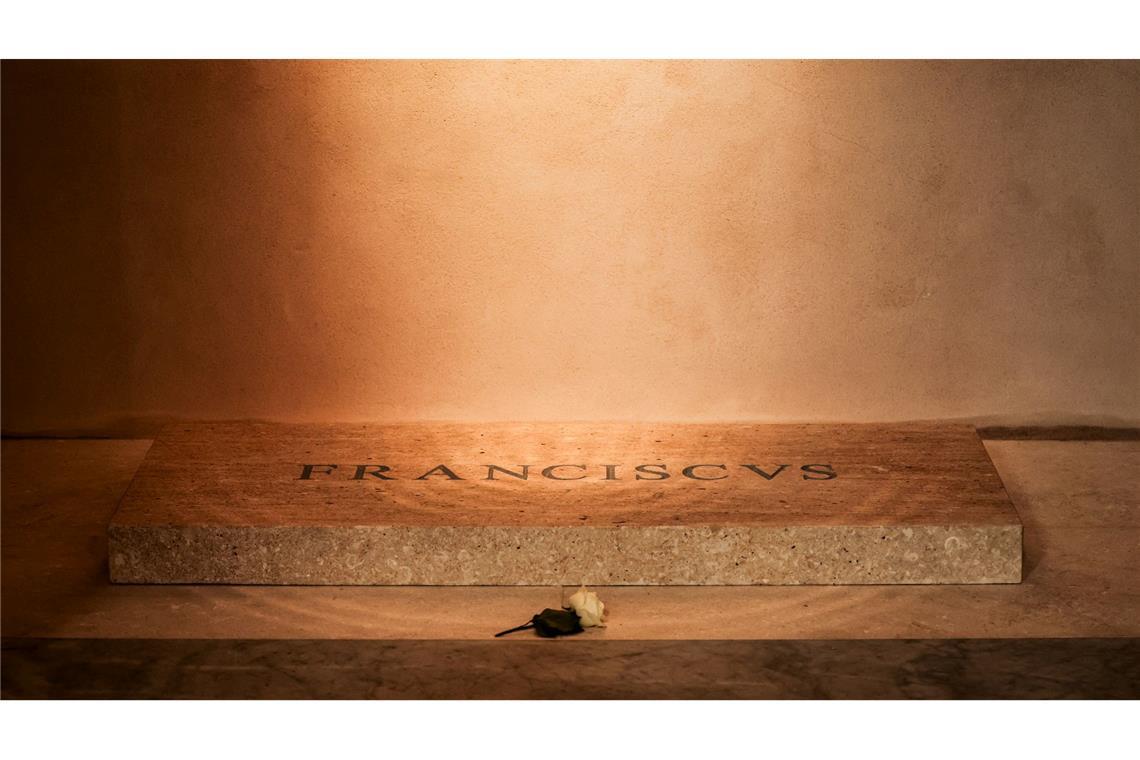 Bilder des Tages Eine weiße Rose liegt am Grab des verstorbenen Papst Franziskus in der Basilika Santa Maria Maggiore.