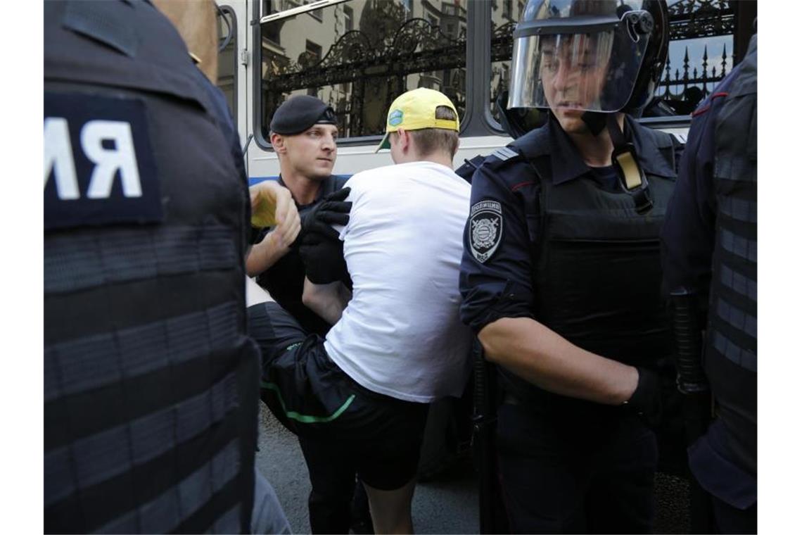 Aktivisten: 1370 Festnahmen bei Kundgebung in Moskau Eine weitere Festnahme vor der nicht genehmigten Kundgebung in Moskau. Foto: Alexander Zemlianichenko/AP
