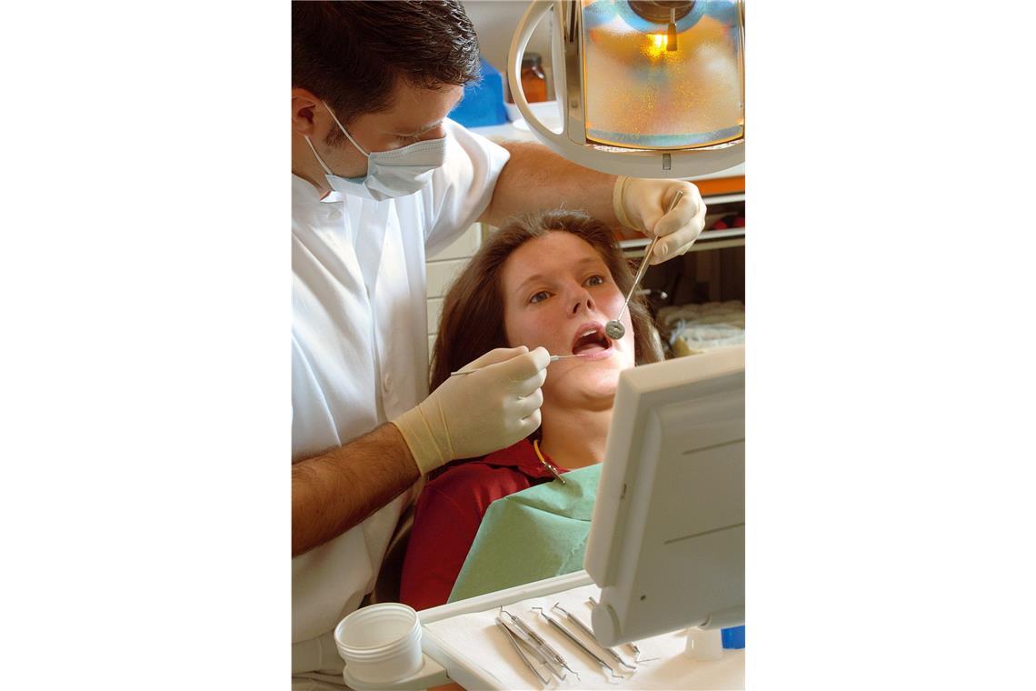 Eine weitere mögliche Ursache ist ein Mikroriss im Zahn. Er entsteht zum Beispiel, wenn man auf etwas zu Hartes beißt. „Das kann zu einer Zahnfraktur führen, die mit einem akuten stechenden Schmerz einhergeht“, erklärt Thomas Wolf.