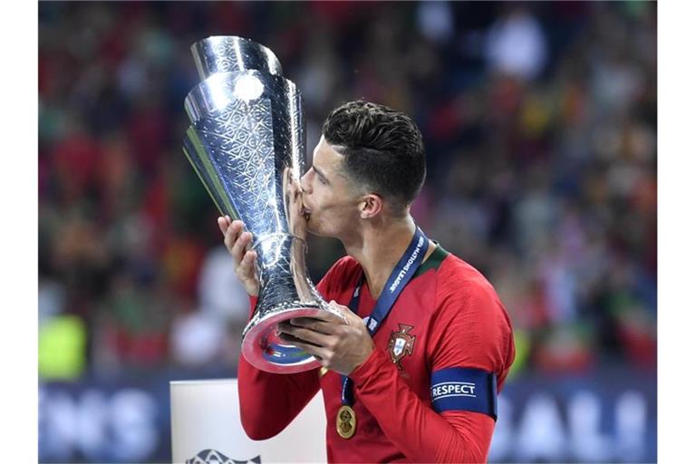 Eine weitere Trophäe für Portugals Superstar: Cristiano Ronaldo küsst den Nations League-Pokal. Foto: Martin Meissner/AP