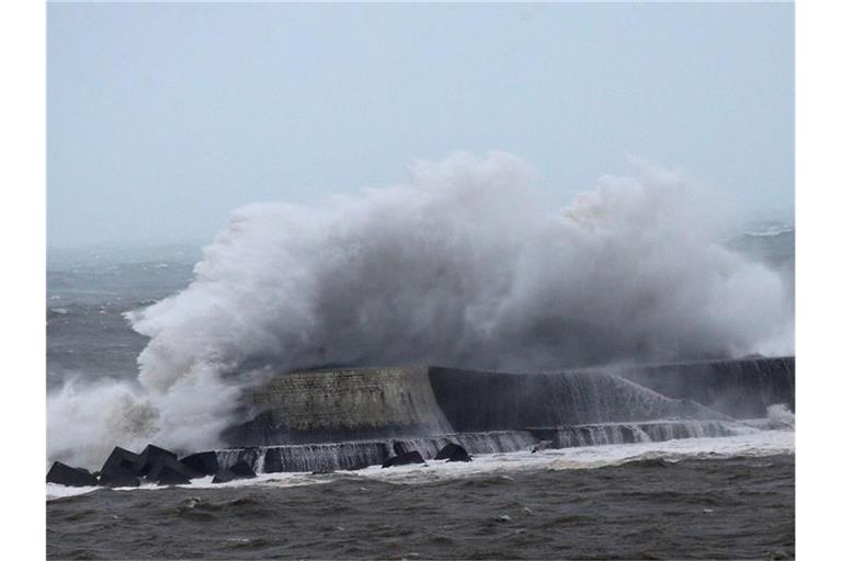 Eine Welle bricht am Hafendamm der Gemeinde Saint-Jean de Luz an der französischen Atlantikküste. Foto: Bob Edme/AP/dpa