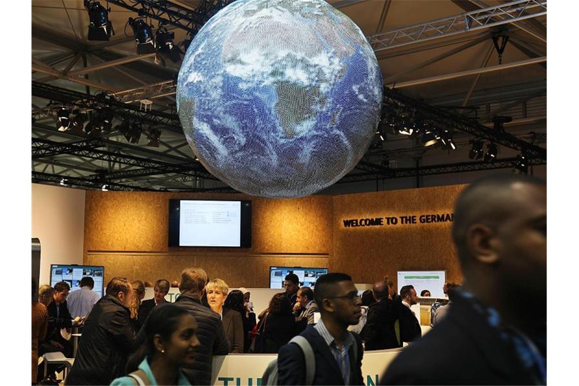 Grüne fordern Bonn als Tagungsort für UN-Klimakonferenz Eine Weltkugel hängt auf der Weltklimakonferenz auf dem deutschen Pavillion in Bonn. Foto: Oliver Berg/dpa/Archiv