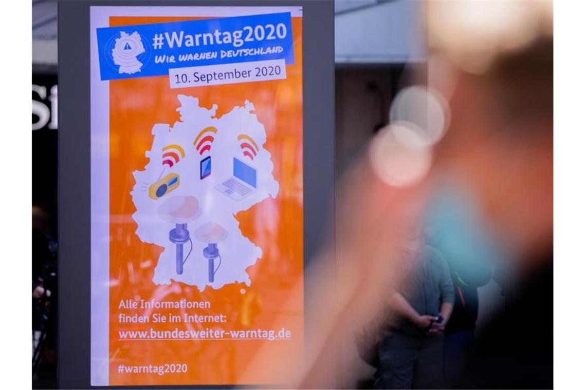Der Warntag wird zum Fehlschlag Eine Werbetafel kündigt es an: Heute gibt es erstmals einen bundesweiten Probealarm. Foto: Rolf Vennenbernd/dpa