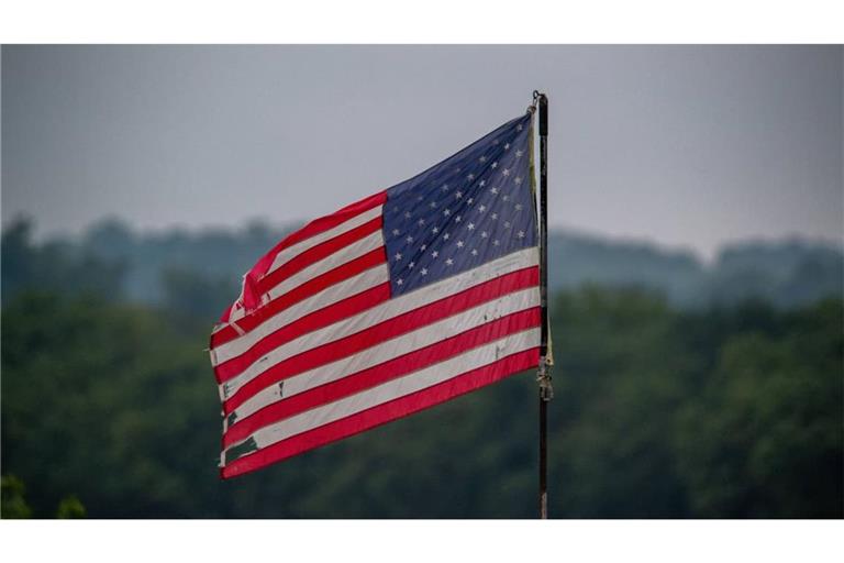 Eine wettergegerbte Flagge der USA. In „Buckeye“ geht es auch um historische Umbrüche in den Vereinigten Staaten.