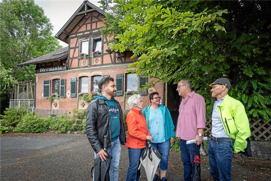 Widerstand gegen geplante Fußballhalle in Strümpfelbach Eine Wiederbelebung der Gaststätte Germania begrüßen die Anwohner in Strümpfelbach, den Bau einer Fußballhalle lehnen sie jedoch ab: Axel Habermehl (von links), Erna Maria Essig, Elke Marquardt, Willi Stobbe und Jürgen Ehrmann vom Nabu. Foto: Alexander Becher