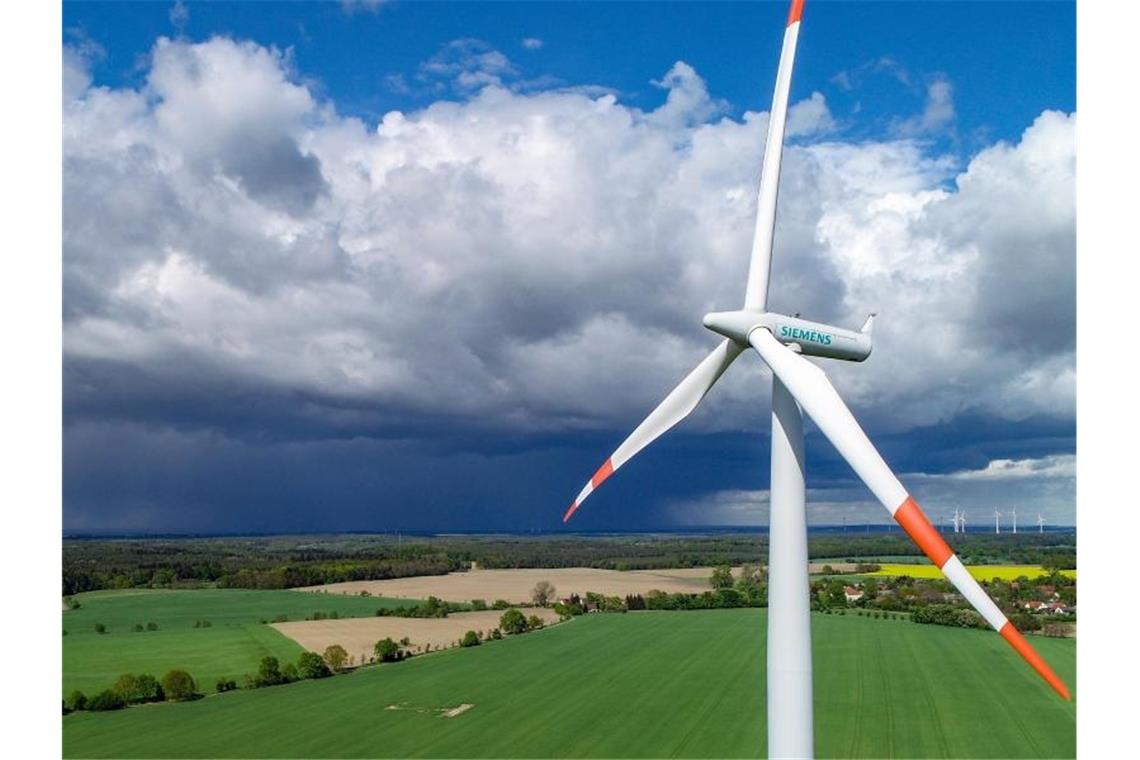 Siemens tritt Amazon-Klimainitiative bei Eine Windenergieanlage des Herstellers Siemens steht auf einem Feld im Landkreis Oder-Spree im Osten des Landes Brandenburg. Foto: Patrick Pleul/dpa-Zentralbild/dpa