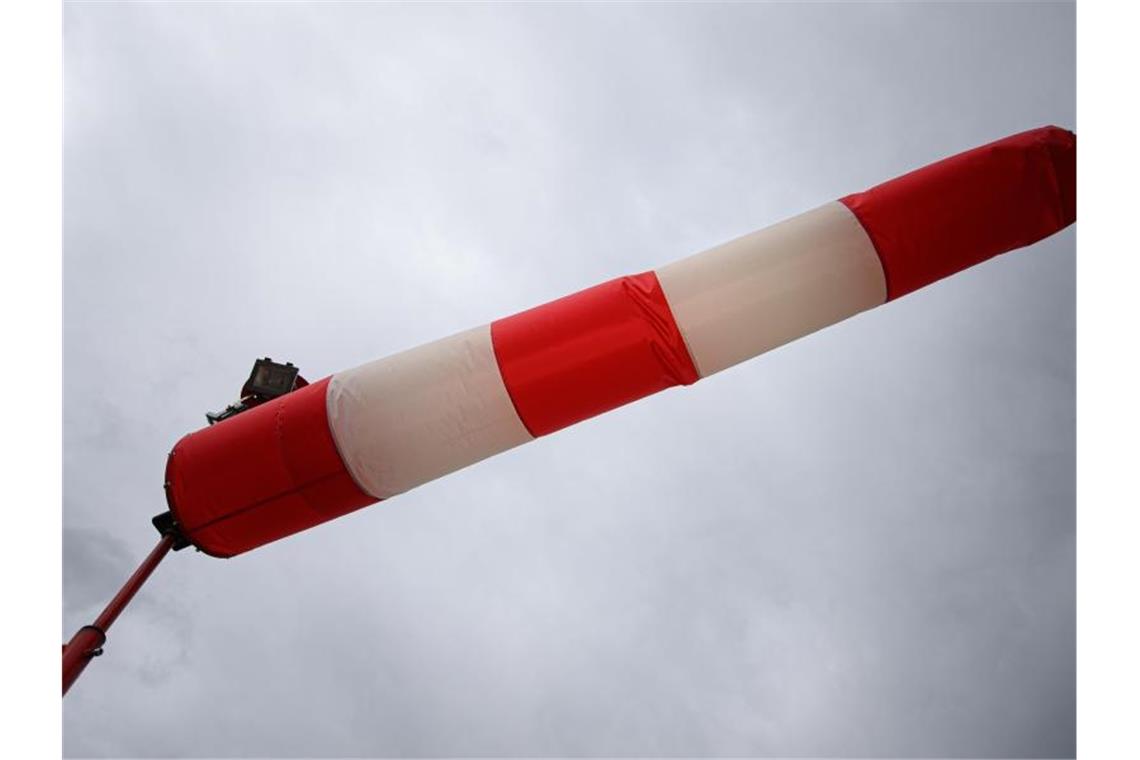 „Antonia“: Schaden hält sich in Grenzen Eine Windfahne. Foto: Robert Michael/dpa-Zentralbild/dpa/Symbolbild