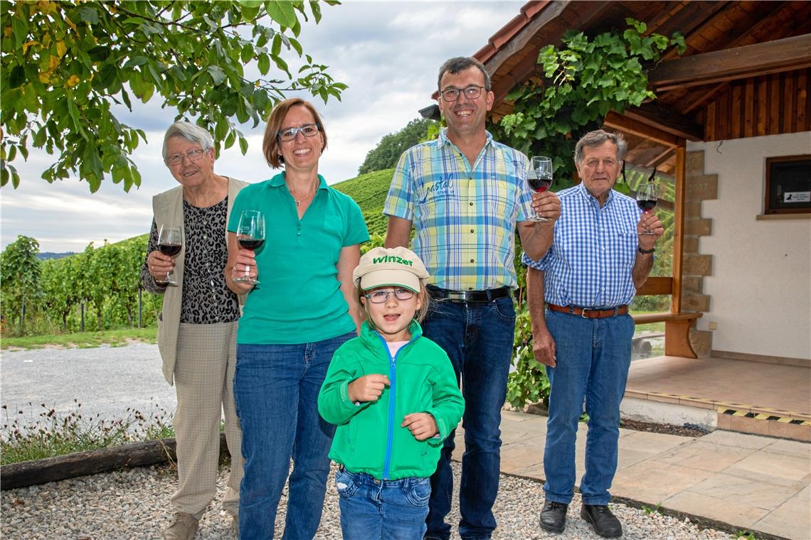 Eine Winzerfamilie mit einer langen Tradition (von links): Else, Silke, die fast fünfjährige Lisa, Andreas und Herbert Schwarz aus Allmersbach am Weinberg. Fotos: A. Becher