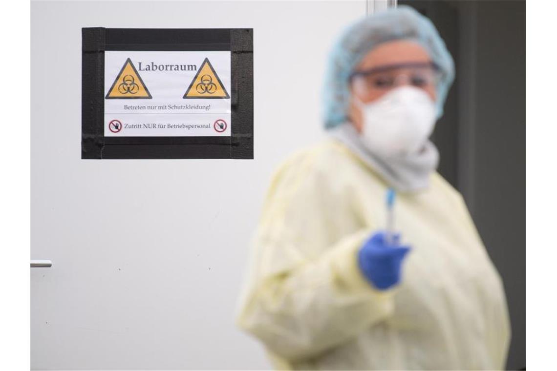 258 neue Covid-19-Fälle in Baden-Württemberg: Insgesamt 827 Eine Wissenschafterin steht vor einem Laborraum. Foto: Sebastian Gollnow/dpa