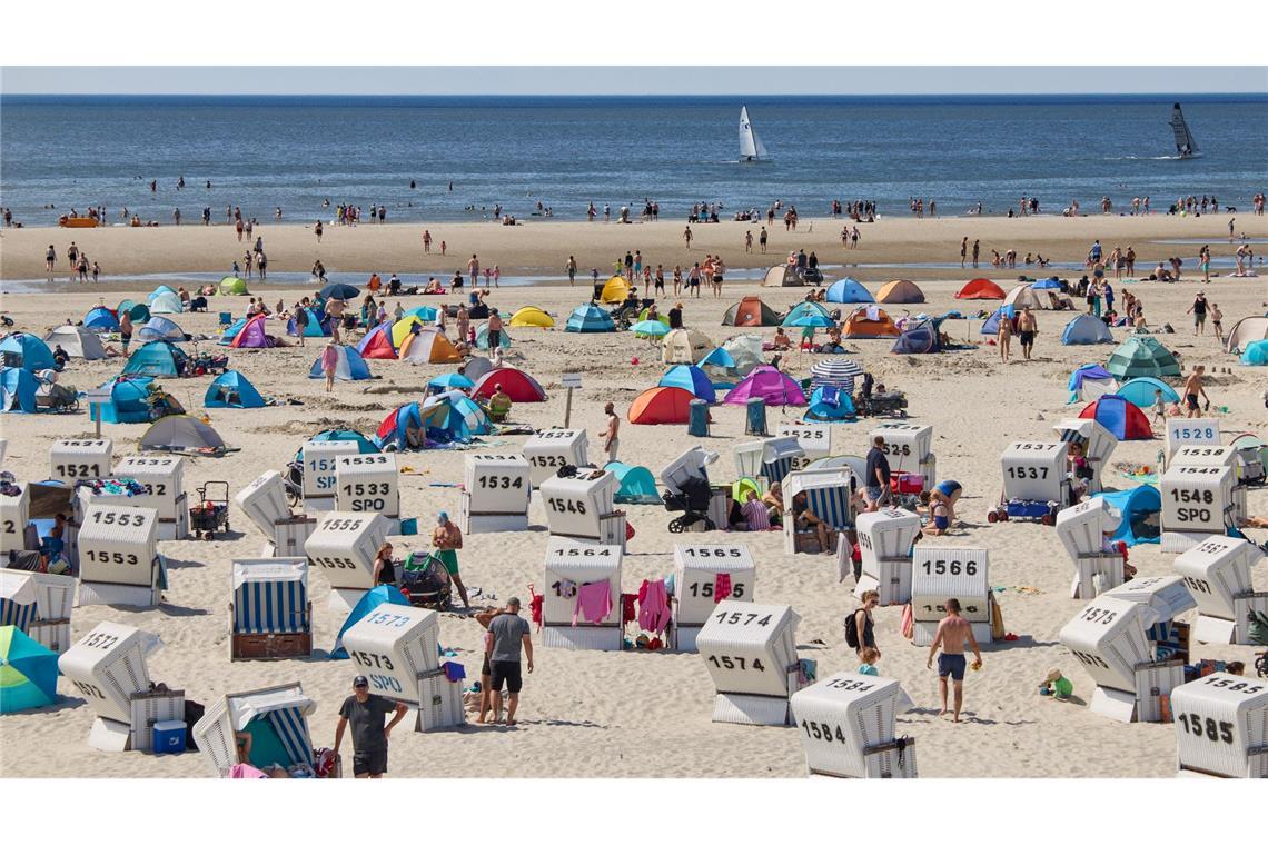 In Bremen kann sich jeder Dritte keine Woche Urlaub leisten Eine Woche am Strand - oder auch nur bei Freunden - ist für viele Menschen zu teuer. (Archivbild)