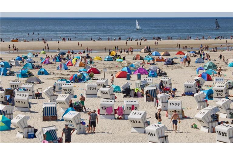 Eine Woche am Strand - oder auch nur bei Freunden - ist für viele Menschen zu teuer. (Archivbild)