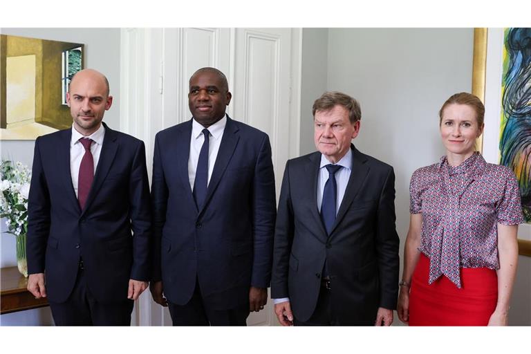 Eine Woche nach Kriegsbeginn bemühen sich Außenminister Johann Wadephul (CDU), seine Kollegen aus Frankreich und Großbritannien sowie die EU-Außenbeauftragte Kaja Kallas bei einem Treffen mit dem iranischen Außenminister um Deeskalation.