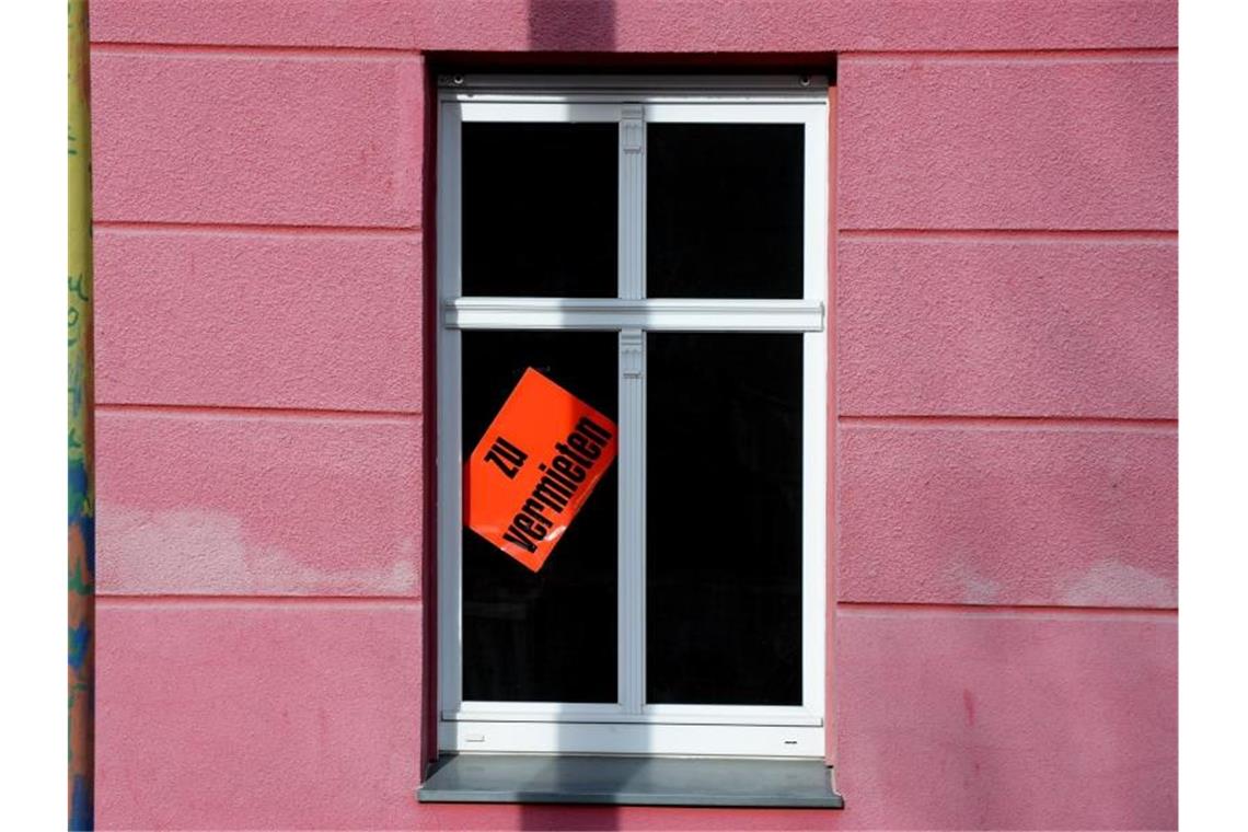 Eine Wohnung wird in einem Haus zur Miete angeboten. Foto: Ralf Hirschberger/zb/dpa/Symbolbild