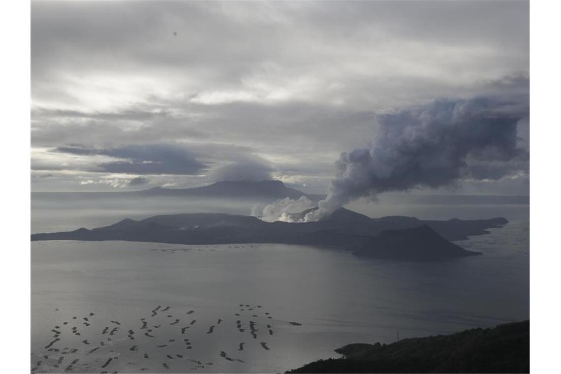 Philippinische Vulkaninsel wird zum Niemandsland Eine Wolke steigt aus dem Vulkan „Taal“, gesehen von Tagaytay in der Provinz Cavite aus. Foto: Aaron Favila/AP/dpa