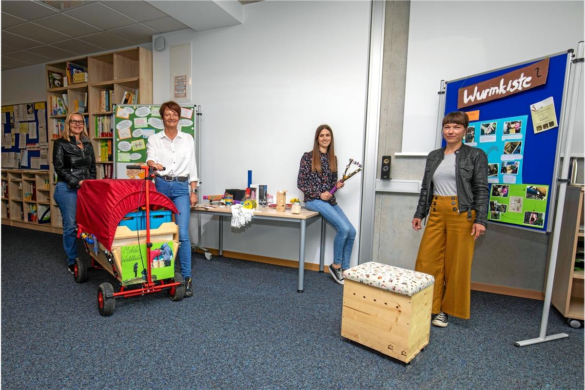 Eine Wurmkiste zum Kompostieren, Nützliches aus Abfall und ein mobiles Waldlabor: Judith Hültner, Mirjam Ulmer und Christine Nagel (von rechts) erfüllen das Thema Nachhaltigkeit an der Plaisirschule mit Leben. Zur Freude von Rektorin Annedore Bauer-Lachenmaier (links). Foto: A. Becher