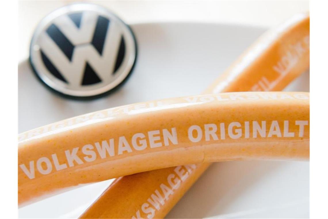 VW verteidigt Currywurst-Verzicht in einer Kantine Eine Wurst mit der Aufschrift „Volkswagen Originalteil“. Foto: picture alliance / dpa
