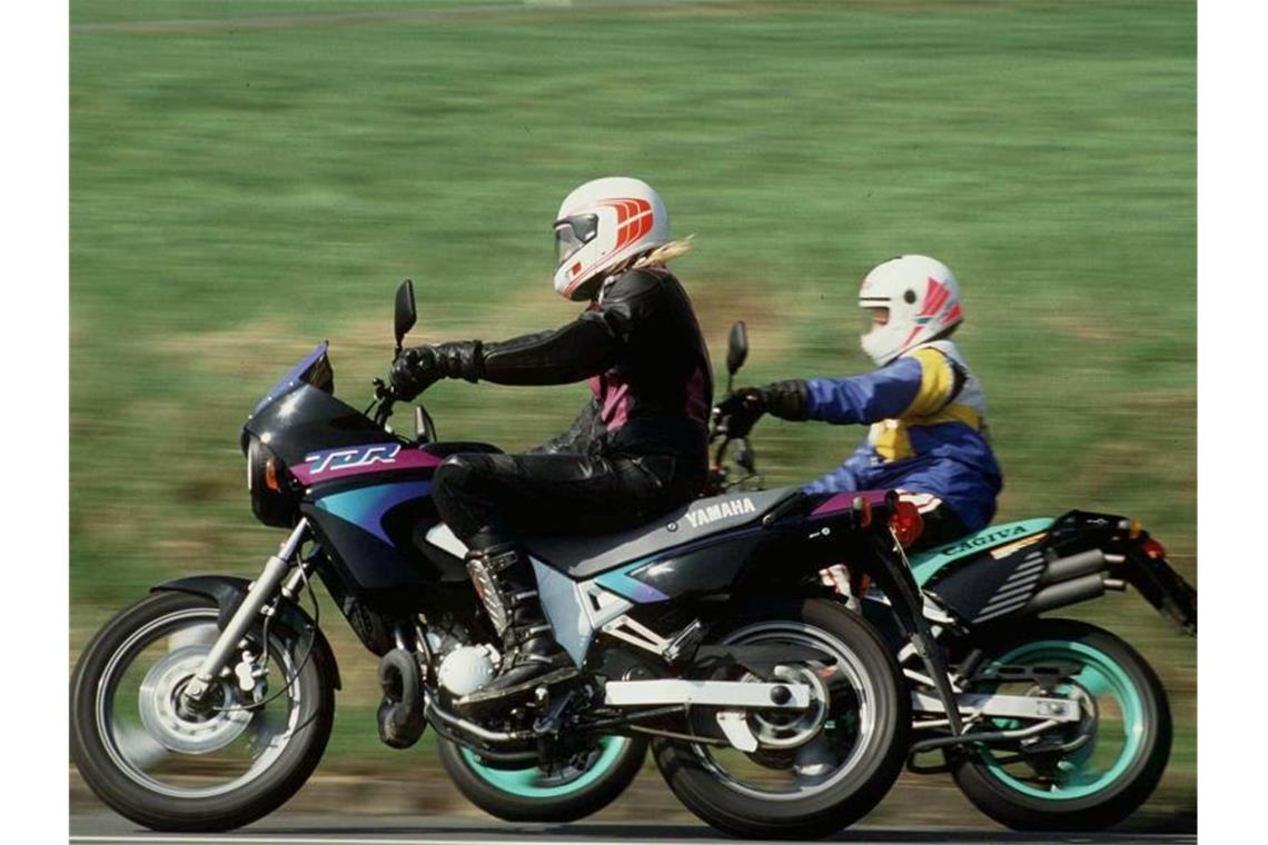 Autofahrer sollen ohne Prüfung aufs Motorrad dürfen Eine Yamaha 125 TDR (vorn) und eine italienische Gagiva Super City, zwei Maschinen der 125er Klasse, bei einer Spazierfahrt. Foto: Hans König