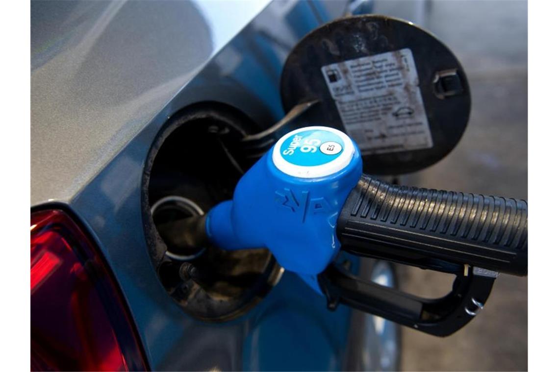 Lindner sieht große Chancen für Tank-Zuschuss Eine Zapfpistole mit der Aufschrift "Super 95" steckt an einer Tankstelle in der Tanköffnung eines Fahrzeugs. Foto: Sven Hoppe/dpa