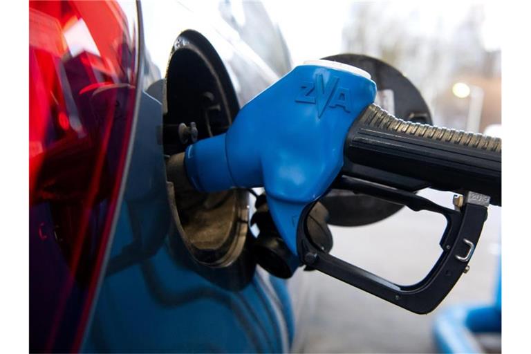 Eine Zapfpistole steckt an einer Tankstelle in der Tanköffnung eines Fahrzeugs. Foto: Sven Hoppe/dpa