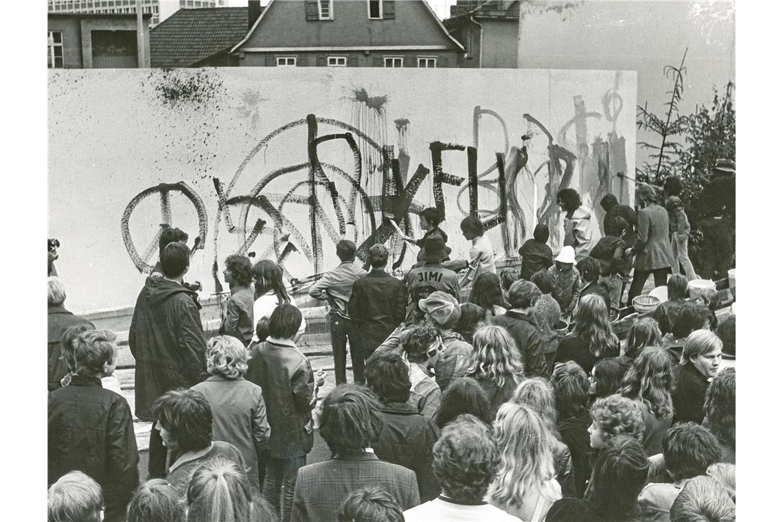 Eine zehn Meter lange und drei Meter hohe Wand zwischen den Firmen ZK und Haug d...