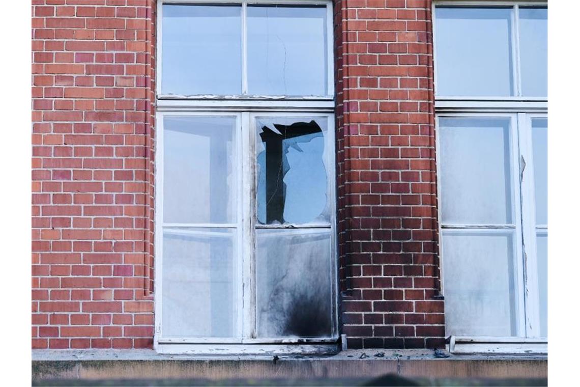 Eine zerbrochene Fensterscheibe und Rußspuren am Gebäude des Robert Koch-Instituts in der General-Pape-Straße im Berliner Bezirk Tempelhof-Schöneberg. Foto: Annette Riedl/dpa