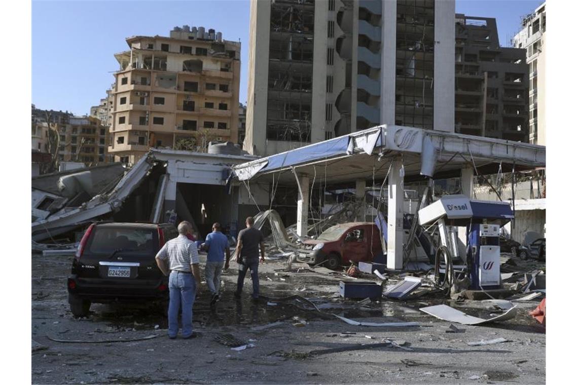 Eine zerstörte Tankstelle in der Nähe des Hafens. Foto: Bilal Hussein/AP/dpa