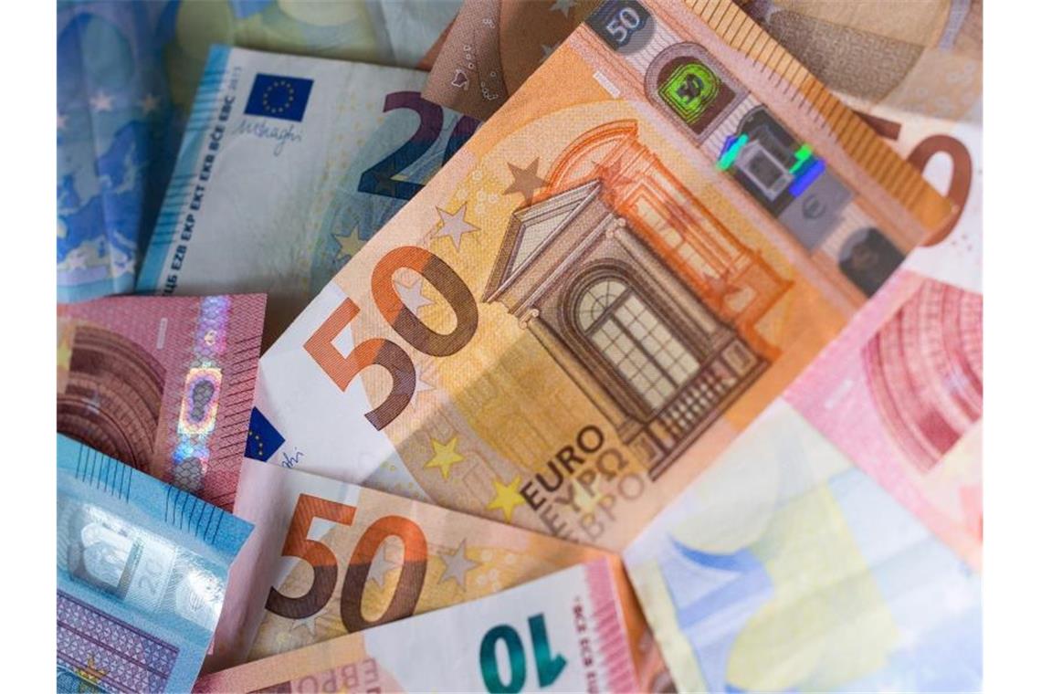 Eine Zinseinbuße von 379 Milliarden Euro in elf Jahren hat die DZ Bank errechnet. Foto: Monika Skolimowska/dpa-Zentralbild/dpa